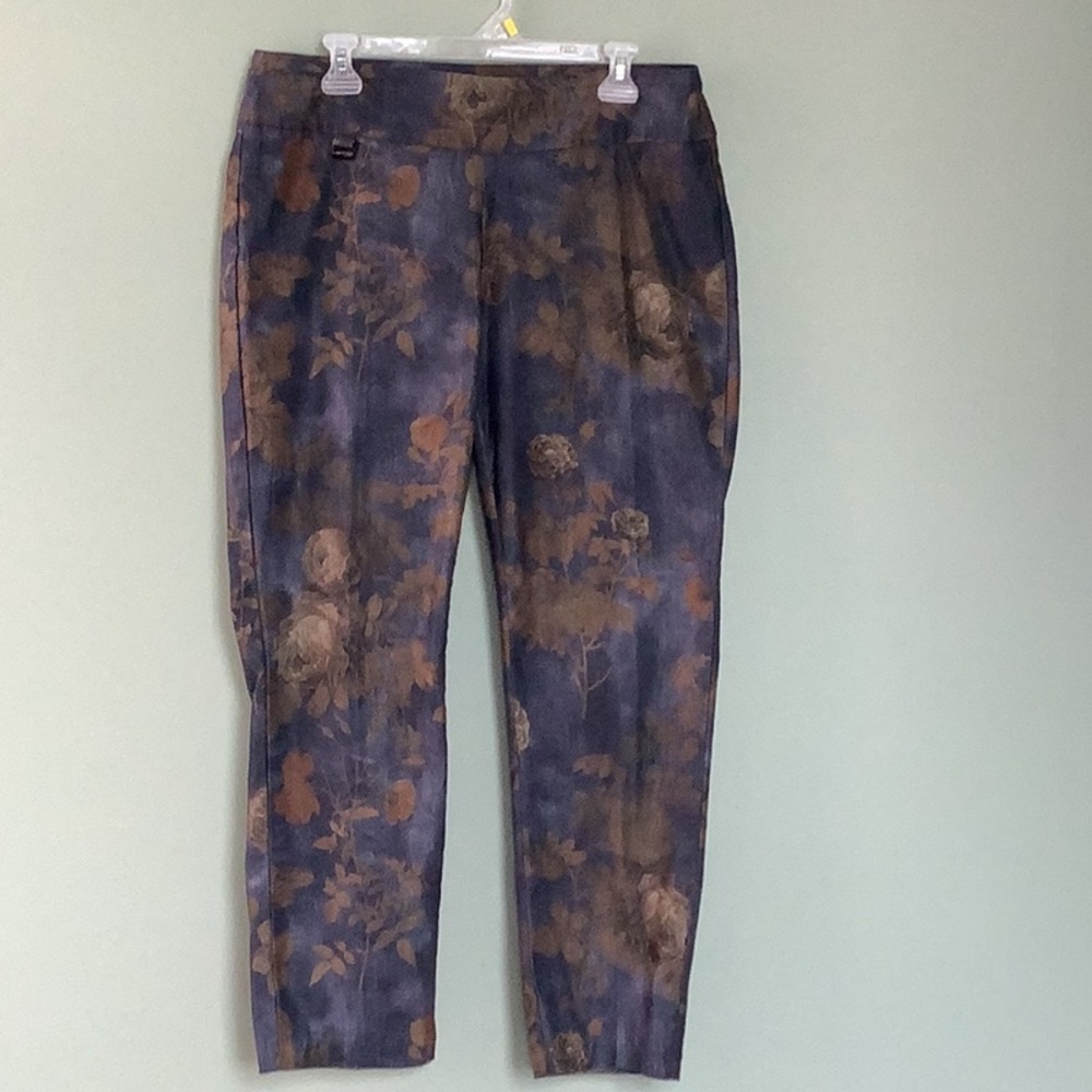 Beautiful Lisette Stretchy Pull-On Jeans with beige flower accent Size 14